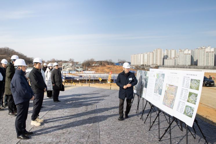 박상우 국토교통부 장관이 27일 3기 신도시 고양 창릉지구를 방문해 현장 점검하고 있다. 국토교통부 제공. 연합뉴스