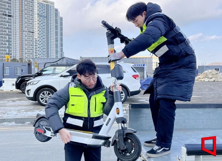 인천 연수구 단속반이 무단방치된 전동킥보드를 견인하고 있다. 인천 연수구 제공