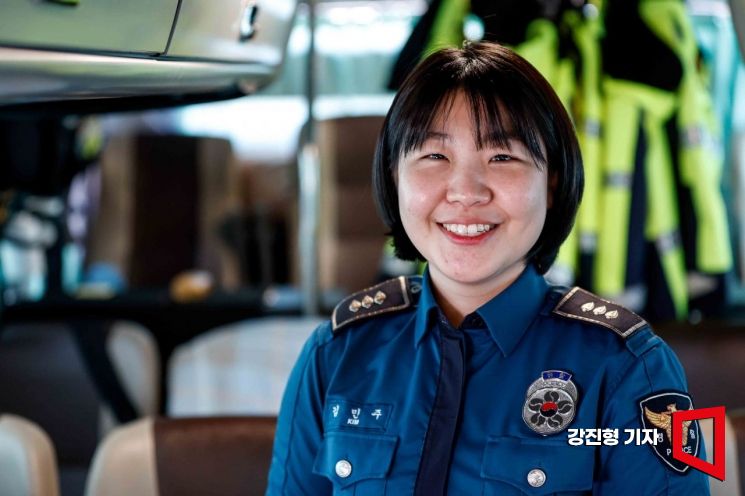 81기동대 김민주 경장이 5일 서울 여의도 국회 앞에 대기중인 버스안에서 인터뷰에 앞서 포즈를 취하고 있다. 강진형 기자
