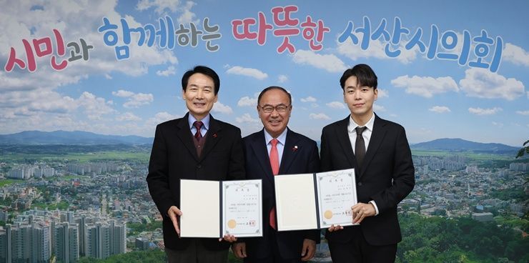충남 서산시의회가 4일 시의회 의장실에서 입법·법률 고문 위촉식을 가졌다. 사진은 위촉식 모습. /서산시의회