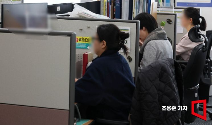 한국여성인권진흥원 디지털성범죄피해자지원센터에서 관계자들이 불법 영상물을 삭제하고 있다. 조용준 기자