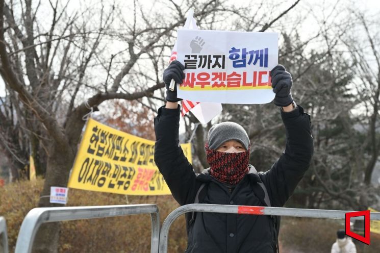 '윤석열 정부의 비상계엄 선포를 통한 내란 혐의 진상규명 국정조사 특별위원회' 현장조사가 5일 경기도 의왕시 서울구치소에서 열린 가운데, 탄핵 반대 시위대가 시위하고 있다. 2025.2.5 국회사진기자단