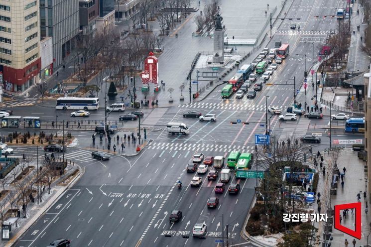 서울 종로구 세종대로에서 바라본 도심.