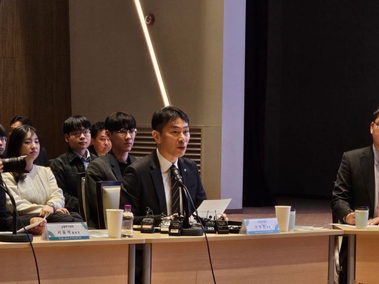 이복현 "韓 자본시장 양면 전쟁 위기…개혁 기회 놓치지 말아야"