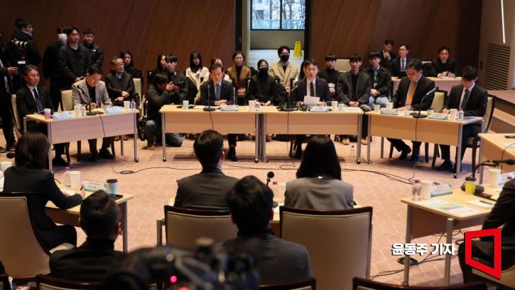 이복현 금융감독원장이 6일 서울 여의도 한국거래소에서 열린 ‘한국증시 활성화를 위한 열린 토론’에 참석해 모두발언을 하고 있다. 2025.02.06 윤동주 기자