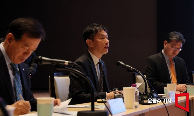 이복현 금융감독원장이 6일 서울 여의도 한국거래소에서 열린 ‘한국증시 활성화를 위한 열린 토론’에 참석해 모두발언을 하고 있다. 2025.02.06 윤동주 기자