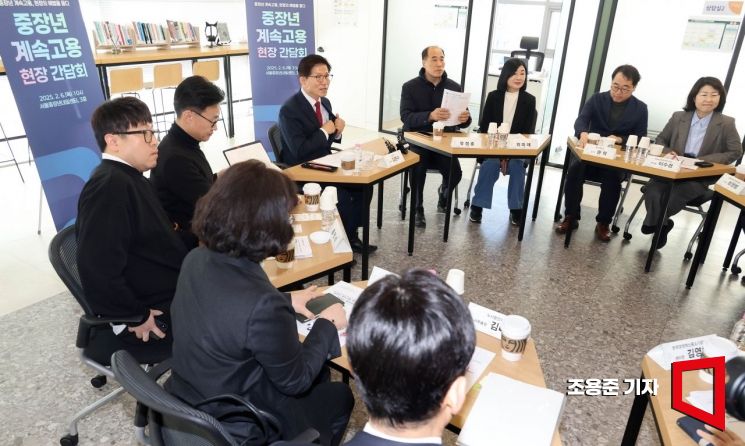[포토] 중장년 계속고용 간담회 발언하는 김문수 장관