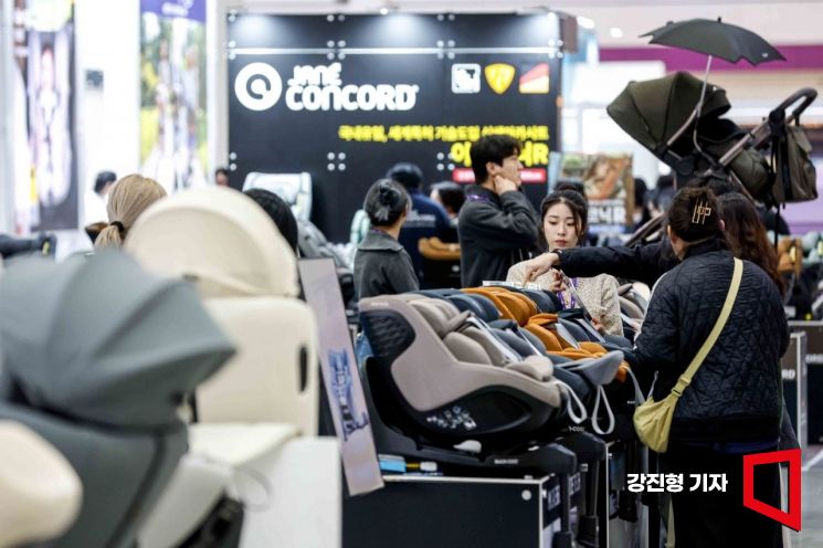 [포토] 육아용품 보는 관람객들