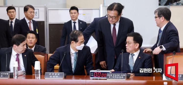 [포토] 내란 국조 3차 청문회 참석하는 정진석