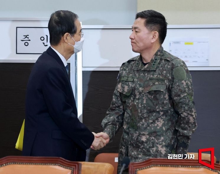 [포토] 이진우 전 수방사령관과 인사하는 한덕수 총리