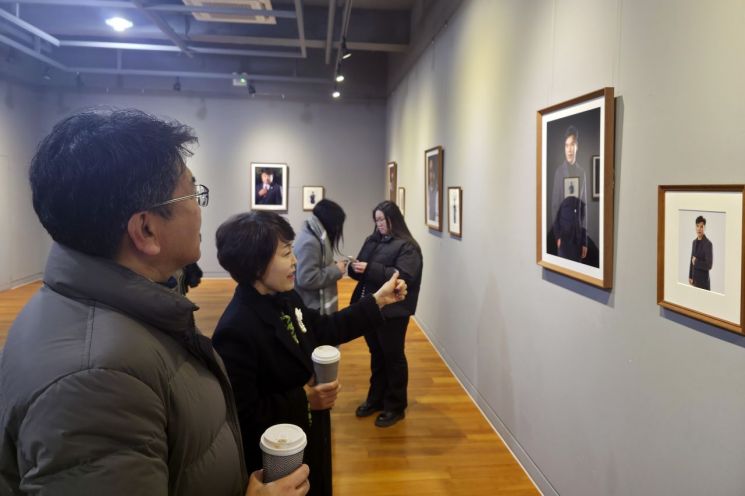 계명대가 마련한 기업인 인물사진전이 열리고 있다.