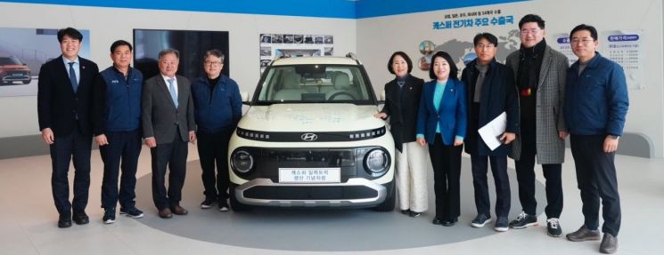 지난 5일 광주글로벌모터스 전기차 생산공장을 방문한 광주시의회 산업건설위원회 위원들이 캐스퍼 전기차 전시장에서 기념사진을 촬영하고 있다. 광주시의회 제공