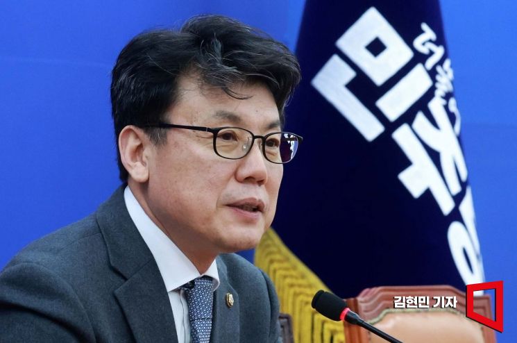 [포토] 진성준 "반도체 특별법, '주52시간 제외' 빼고 일단 처리하자"