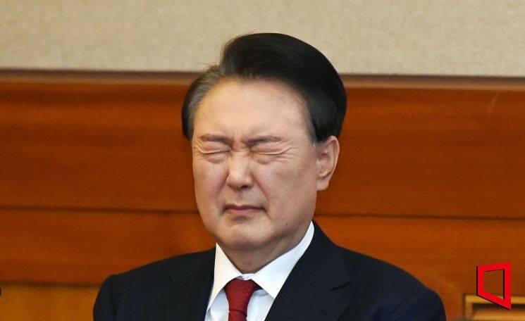 윤석열 대통령이 6일 오전 서울 종로구 헌법재판소 대심판정에서 열린 탄핵심판 6차 변론기일에 출석, 눈을 질끈 감고 있다.2025.02.06 사진공동취재단