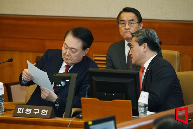 윤석열 대통령이 6일 오전 서울 종로구 헌법재판소 대심판정에서 열린 탄핵심판 6차 변론기일에 출석, 자료를 보고 있다.2025.02.06 사진공동취재단
