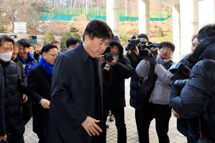 '이재명 측근' 김용, 불법자금 수수 2심도 징역 5년