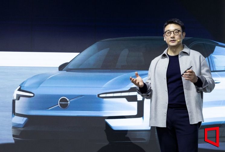 이윤모 볼보코리아 대표가 4일 부산 '롯데호텔앤리조트 김해'에서 열린 소형 전기 SUV 'EX30' 출시 행사에서 발표를 하고 있다.(제공=볼보코리아)