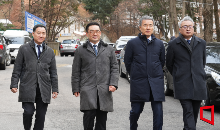 이정환 두산건설 대표(왼쪽 두번째)와 건축사업본부 임원들이 성남 은행주공 재건축 사업 현장을 방문했다. 두산건설 제공