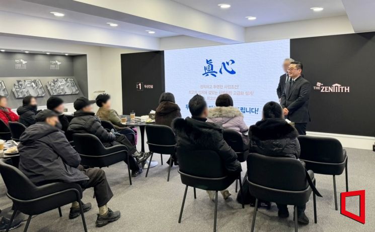 이정환 두산건설 대표가 두산건설 성남 은행주공 홍보관’에서 사업에 임하는 각오를 설명하고 있다. 두산건설 제공