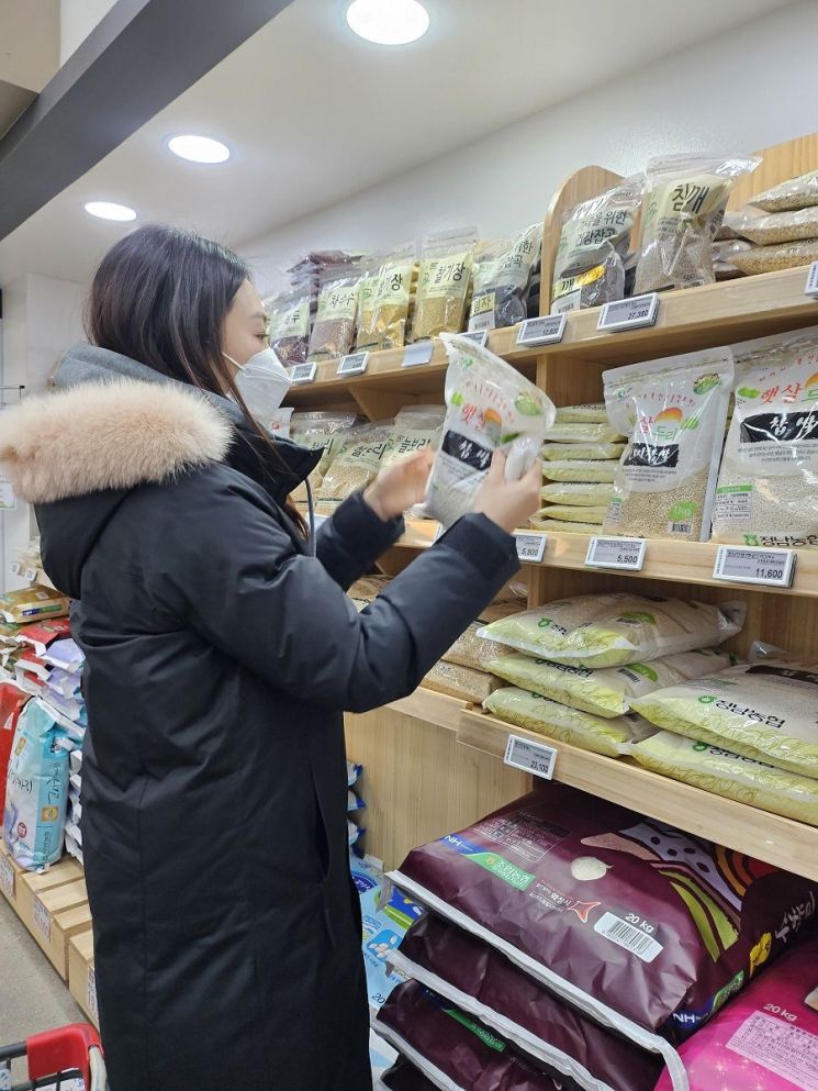 경기도보건환경연구원이 정월 대보름을 앞두고 도내 농수산물의 잔류농약 검사를 위해 시중 판매되는 제품을 수거하고 있다. 경기도 제공