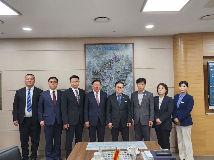 중국 선양시 외사판공실 주임 등 선양시 대표단이 2024년 4월 성남시를 방문해 행정기획조정실장과 면담을 마친 후 기념촬영을 하고 있다. 성남시 제공