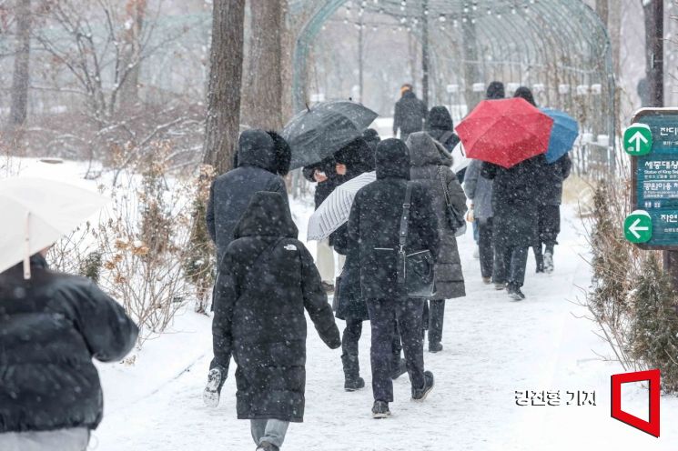 강추위와 함께 눈이 내리고 있는 7일 서울 여의도에서 직장인들이 눈길을 따라 출근길에 오르고 있다. 2025.2.7. 강진형 기자