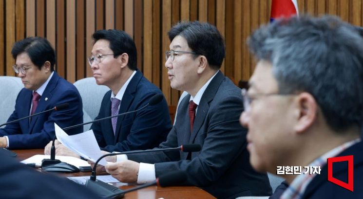 [포토] 권성동 "野 '정년연장 논의' 제안, 민노총 달래기용"