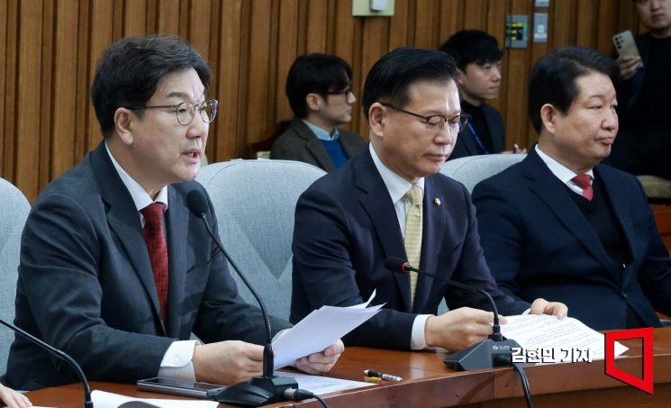 [포토] 권성동 "李 우클릭, 미래를 위한 씨앗 빼놓은 씨 없는 수박"