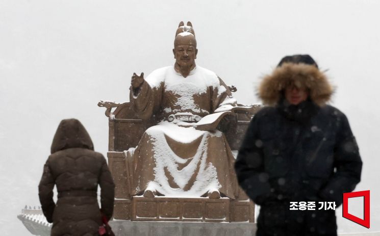 [포토] 눈덮힌 세종대왕 동상