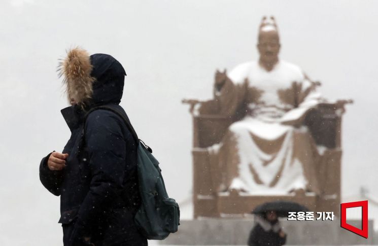 [포토] 눈맞으며 출근하는 시민