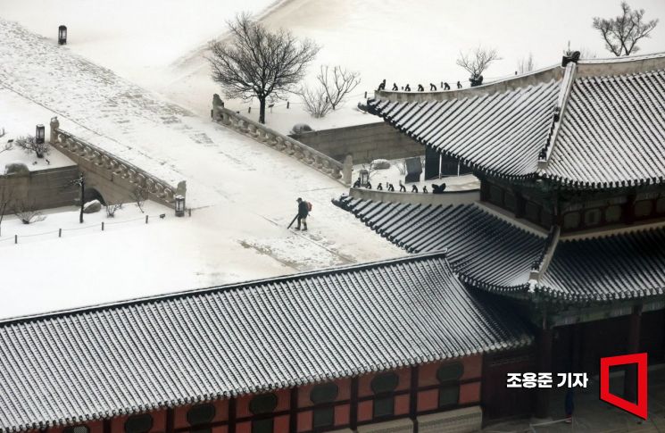 [포토] 제설작업하는 경복궁