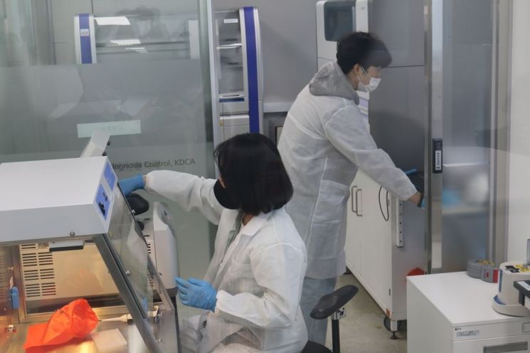 2022년 당시 질병관리청 유전체 분석실 모습. 한국의 시퀀서 장비도 해외 수입에 의존한다. 연합뉴스