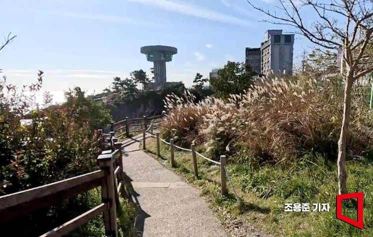 파도소리길을 따라 가다보면 전망타워가 우뚝 서 있다