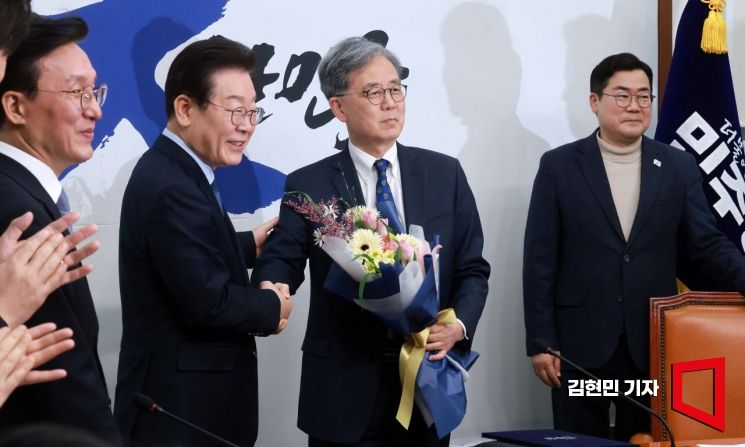 이재명 더불어민주당 대표가 7일 국회에서 열린 최고위원회의에 앞서 김현종 외교안보 보좌관을 임명하고 있다. 2025.2.7 김현민 기자