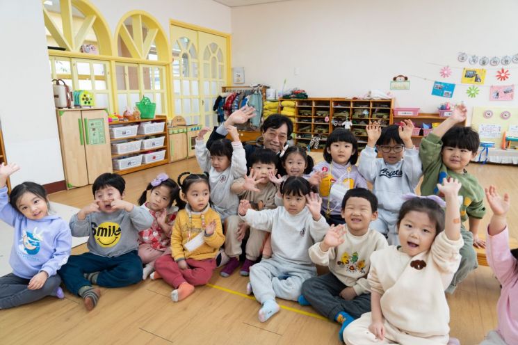 최윤홍 부산시교육감 권한대행이 신학기 준비사항 점검을 위해 유치원을 방문하고 있다. 부산시교육청 제공