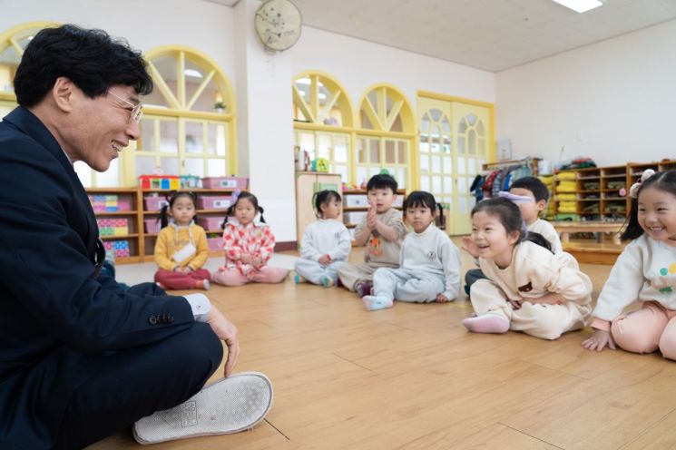 최윤홍 부산시교육감 권한대행이 신학기 준비사항 점검을 위해 유치원을 방문하고 원생들과 즐거운 시간을 보내고 있다. 부산시교육청 제공