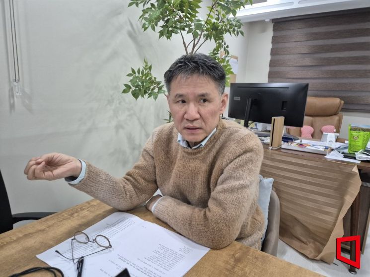 최용재 소아청소년병원협회장이 9일 경기 의정부의 튼튼어린이병원 집무실에서 질의에 답변하고 있다. 최태원 기자