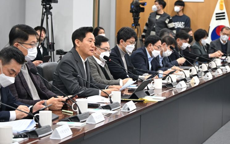 오세훈 서울시장이 7일 오전 열린 'AI와의 동행'을 위한 정례 간부회의에서 모두발언을 하고 있다. 서울시 제공
