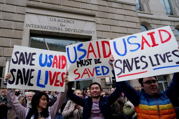 시위대가 지난 3일(현지시간) 미국 워싱턴DC USAID 건물 앞에서 USAID 구조조정에 반대하고 있다. 로이터연합뉴스