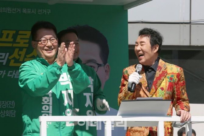 2020년 4월9일 가수 송대관이(오른쪽) 전남 목포 선거구에 출마한 박지원 당시 민생당 후보 지원 유세를 하고 있다. 연합뉴스