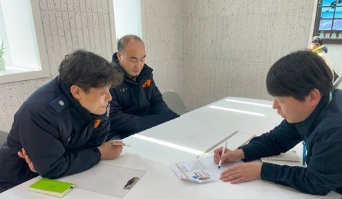 수원남부소방서가 6일 수원시와 소방소식 등을 홍보하기 위해 협의를 진행하고 있다. 수원남부소방서 제공