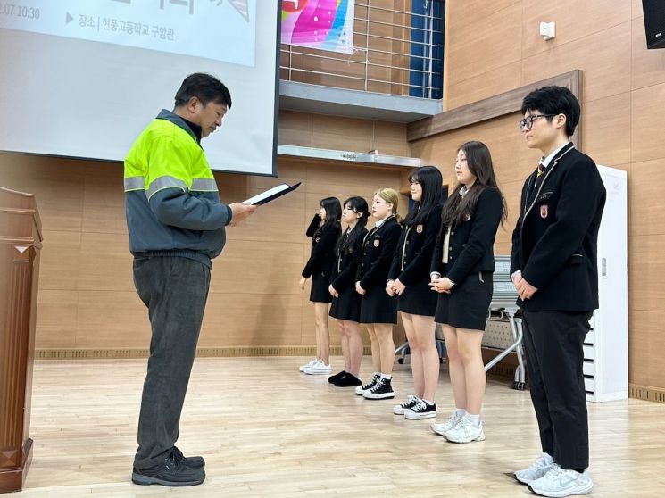 경산제지, 대구 비슬고·현풍고에 장학금 4500만원 기탁…"지역사회 기여는 기업의 책임" 