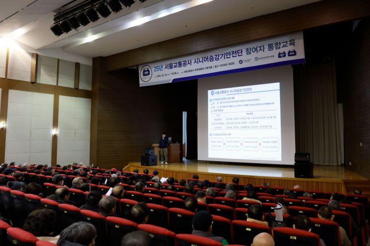 ‘시니어 승강기안전단’ 지하철 안전 돕는다