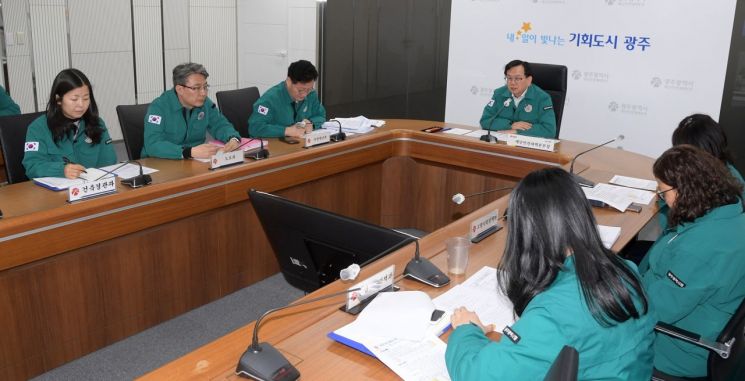 고광완 광주시 행정부시장이 7일 오후 시청 재난상황실에서 ‘재난안전대책본부 긴급 상황판단회의’를 주재하고 있다. 광주시 제공