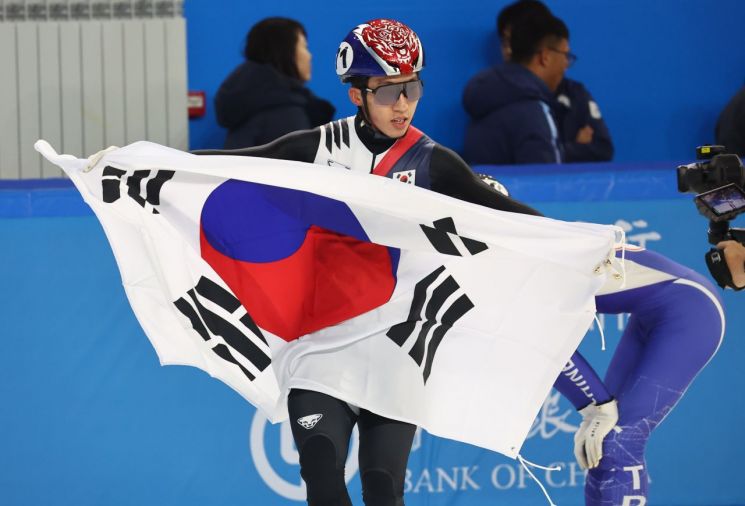 박지원이 8일 중국 하얼빈 헤이룽장 빙상훈련센터 다목적홀에서 열린 하얼빈 동계아시안게임 쇼트트랙 남자 1500m 결승에서 금메달을 따낸 뒤 기뻐하고 있다. [사진 제공= 연합뉴스]