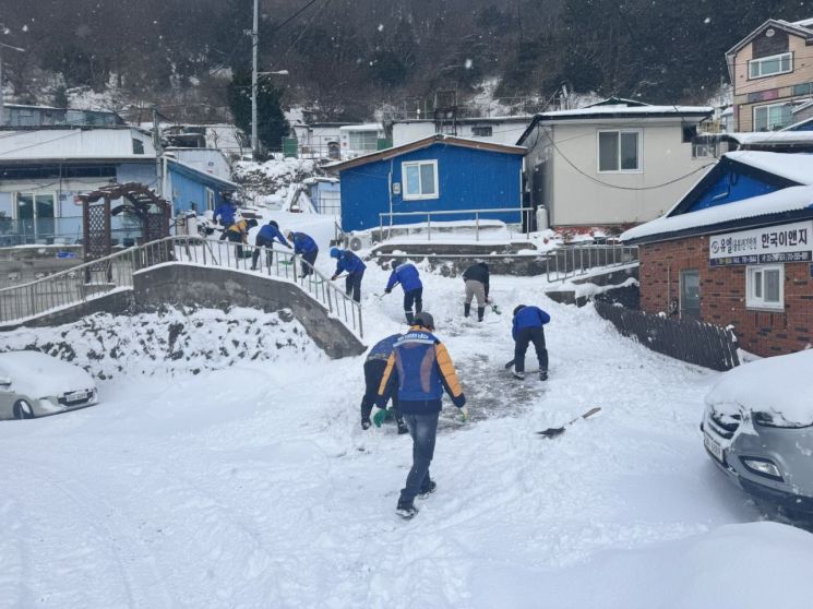 울릉군 환경미화노조원들이 골목 곳곳을 돌며 제설작업을 하고 있다. 울릉군 제공