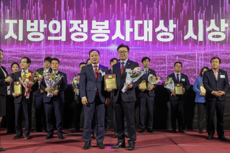 최경환 의원이 수상 후 기념촬영을 하고 있다. 울릉군의회 제공