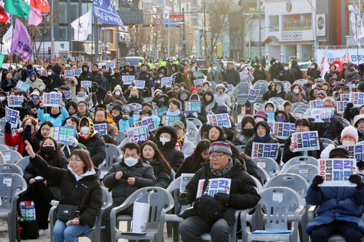 8일 오후 광주 동구 5·18 민주광장에서 윤석열정권 즉각 퇴진·사회대개혁 광주비상행동의 윤석열 대통령 탄핵 찬성 집회 참가자들이 구호를 외치고 있다. 연합뉴스