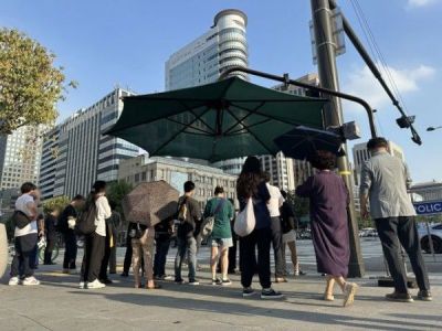 지난해 9월 폭염 경보가 발효된 서울 종로구 세종로 네거리 교차로에서 시민들이 그늘막 아래에서 더위를 피하며 신호를 기다리고 있다. 연합뉴스