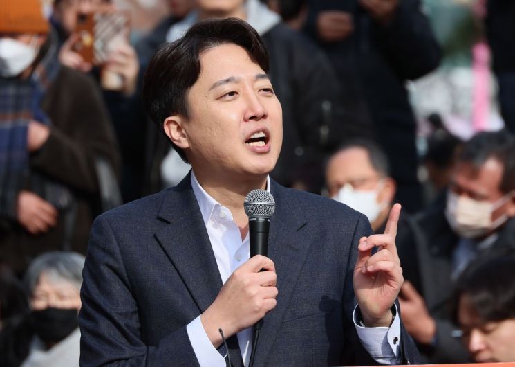 이준석 개혁신당 의원이 2일 서울 마포구 홍대 레드로드 버스킹거리에서 정치 현안 관련 기자회견을 하고 있다.연합뉴스